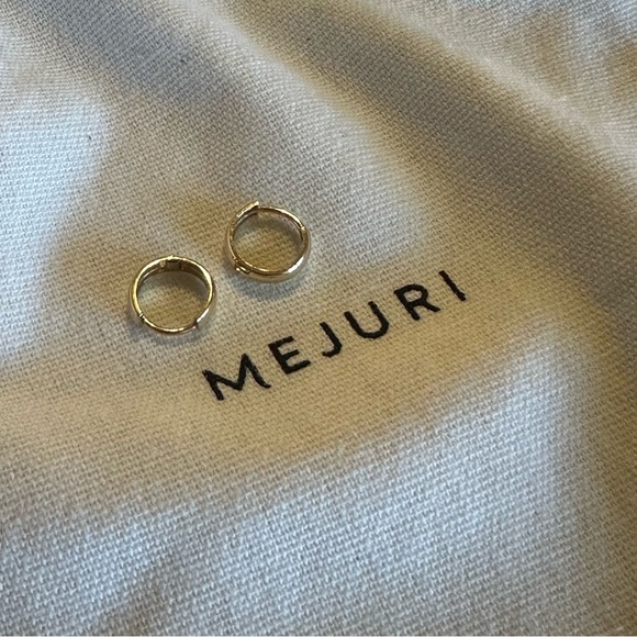 Mejuri 14k Gold Bold Huggie Hoops - Picture 4 of 7